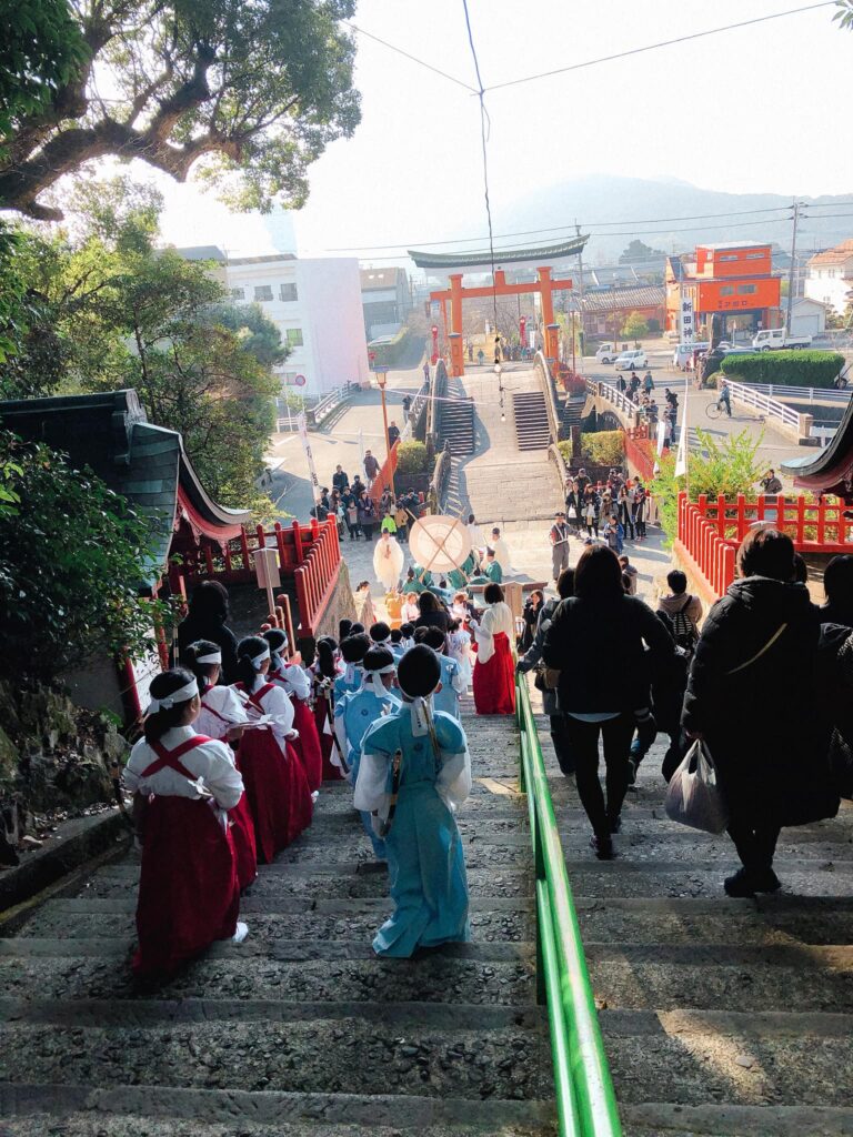 薩摩川內新田神社武射祭中參加者與鳥居