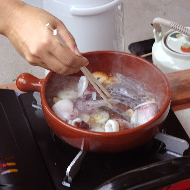 椿油搾り体験と甑の魚介のアヒージョ試食